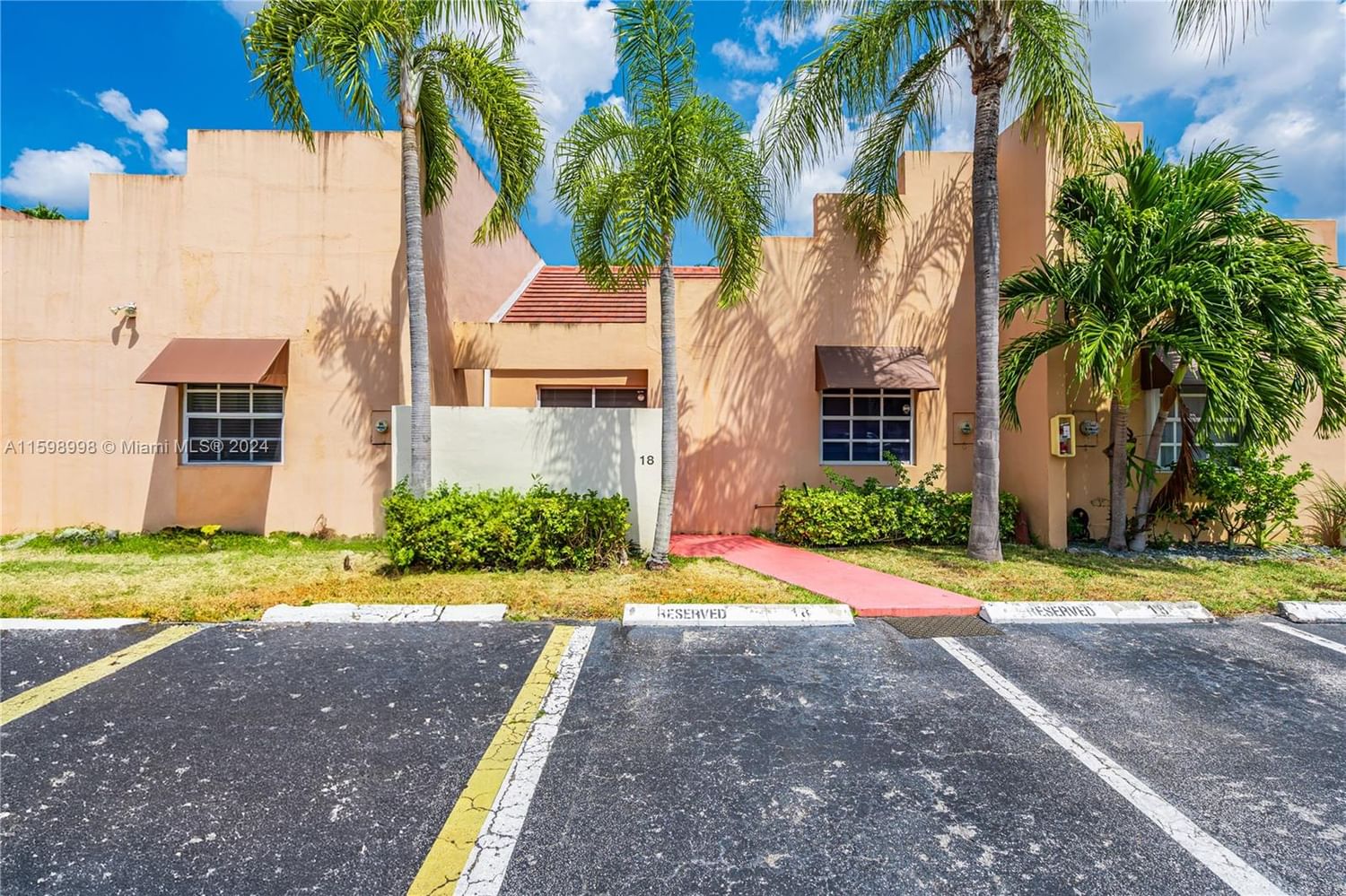 Real estate property located at 10300 154th Cir Ct #18, Miami-Dade County, CHATEAUBLEAU AT HAMMOCKS, Miami, FL