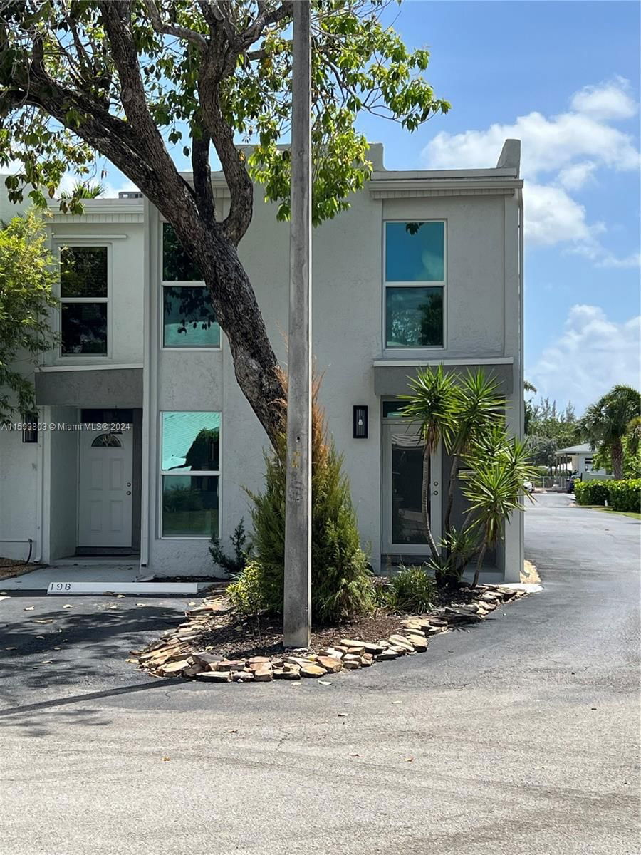 Real estate property located at 8 Coventry Way #19B, Broward County, CYPRESS COVE CONDOMINIUM, Wilton Manors, FL