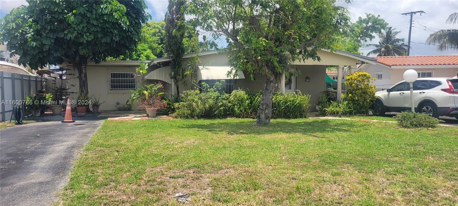 Real estate property located at 820 4th Pl, Miami-Dade County, ESSEX VILLAGE 5TH ADDN, Hialeah, FL