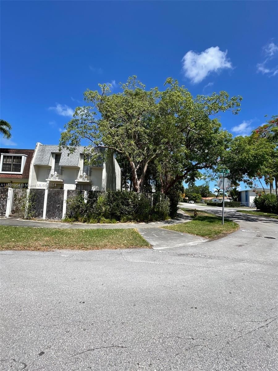 Real estate property located at 9095 96th Ave, Miami-Dade County, CHERRY GROVE TOWNHOUSES, Miami, FL