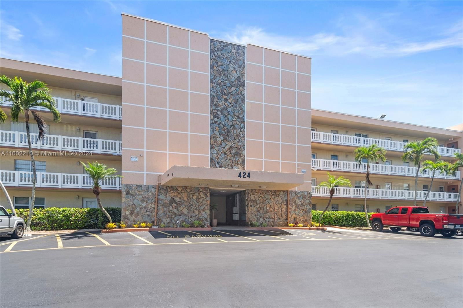 Real estate property located at 424 10th St #104, Broward County, MEADOWBROOK LAKES CONDO, Dania Beach, FL