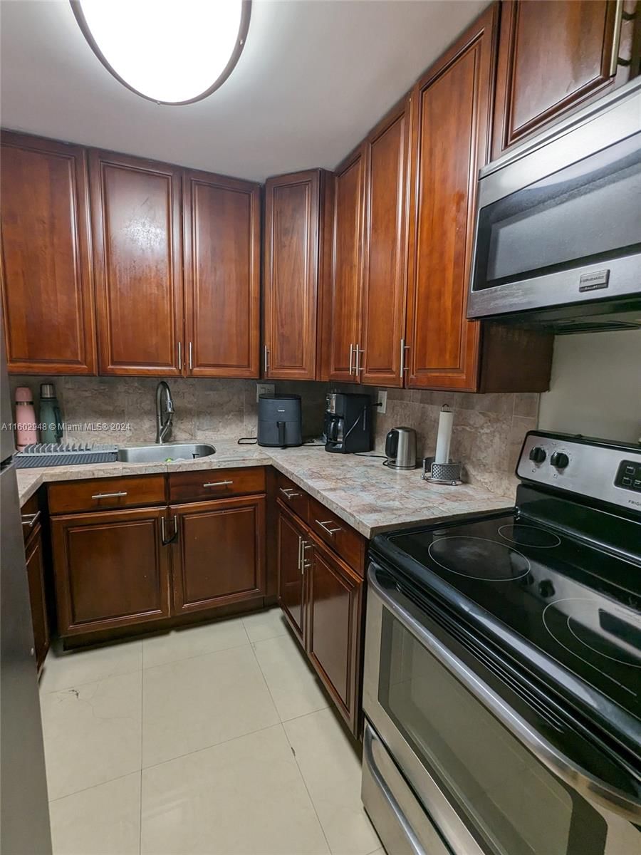 Real estate property located at 1555 44th Pl #207, Miami-Dade County, ST ANDREWS COURT CONDO, Hialeah, FL