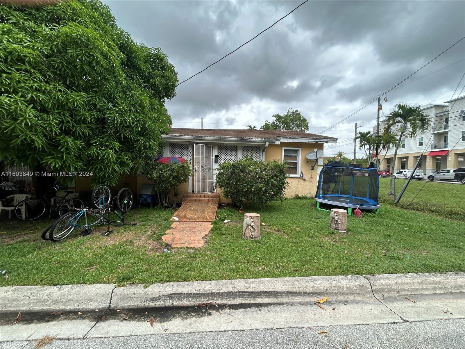 Real estate property located at 6041 64th Ter, Miami-Dade County, 25 54 40 .11 AC E60FT, South Miami, FL