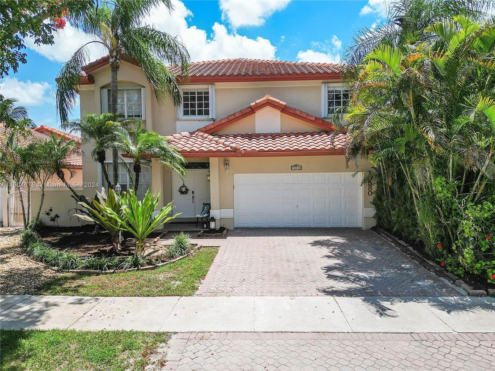 Real estate property located at 10580 57th St, Miami-Dade County, DORAL SANDS, Doral, FL