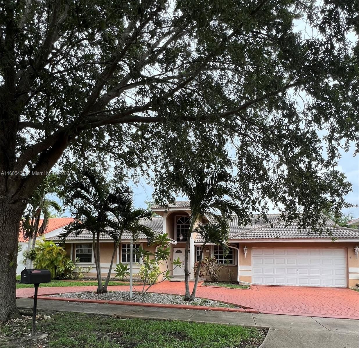 Real estate property located at 8545 165th Ter, Miami-Dade County, ROYAL LAKES, Miami Lakes, FL