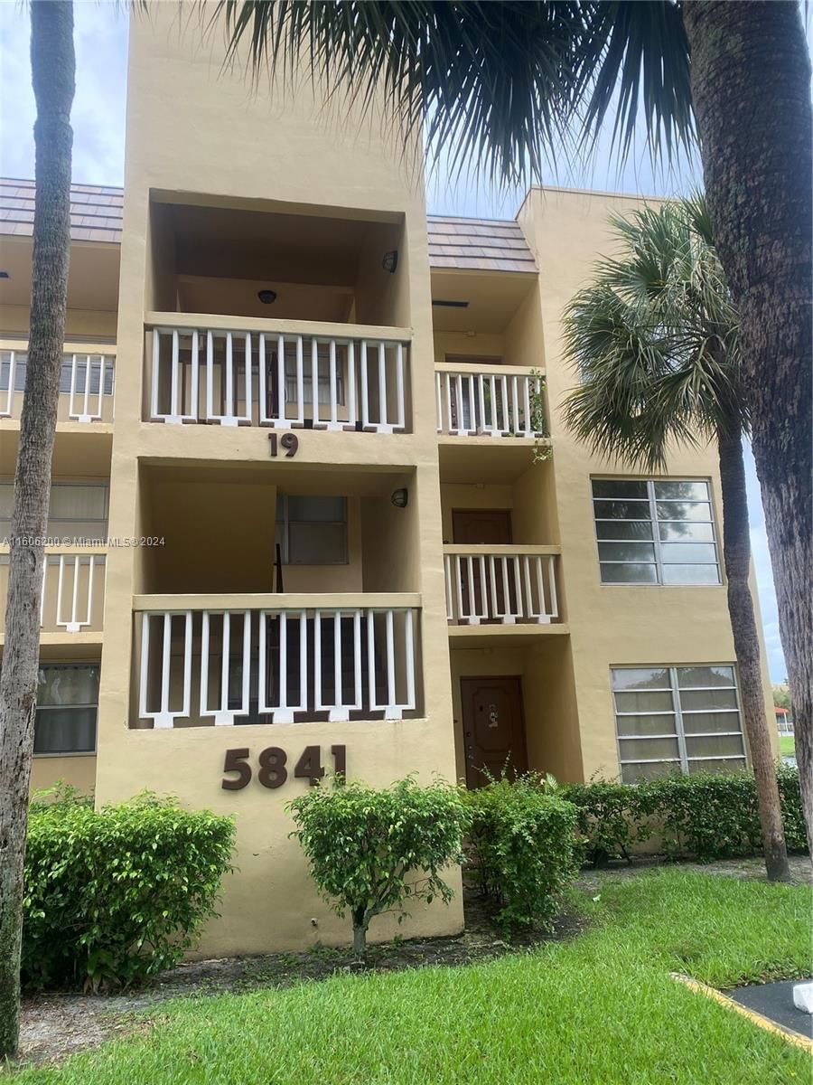 Real estate property located at 5841 61st Ave #212, Broward County, BERMUDA CLUB SEVEN CONDO, Tamarac, FL