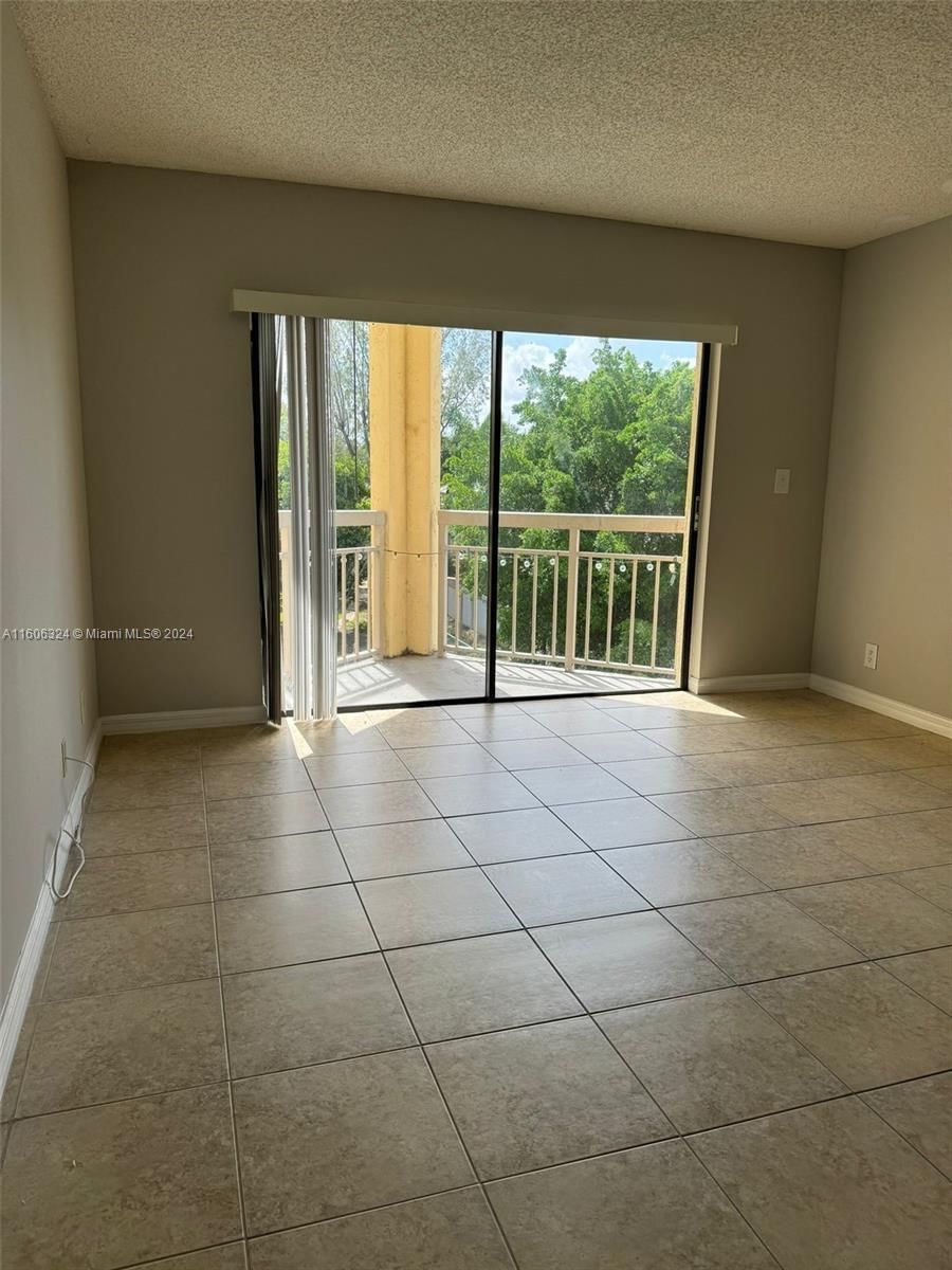 Real estate property located at 8290 Lake Drive #450, Miami-Dade County, LAS VISTAS AT DORAL CONDO, Doral, FL