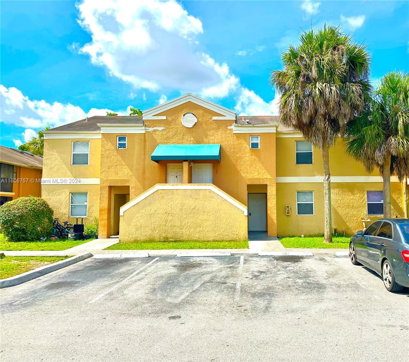 Real estate property located at 2451 56th Ave #2-102, Broward County, VILLAS AT CIRCLES EDGE CO, Lauderhill, FL