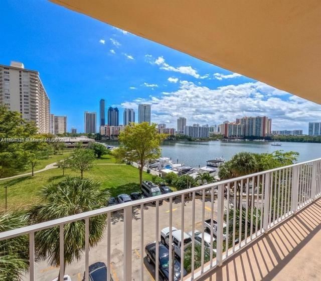 Real estate property located at 290 174th St #516, Miami-Dade, WINSTON TOWERS 700 CONDO, Sunny Isles Beach, FL