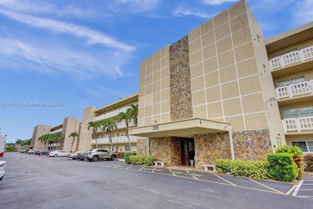 Real estate property located at 205 11th Ter #103, Broward County, MEADOWBROOK LAKES CONDO, Dania Beach, FL