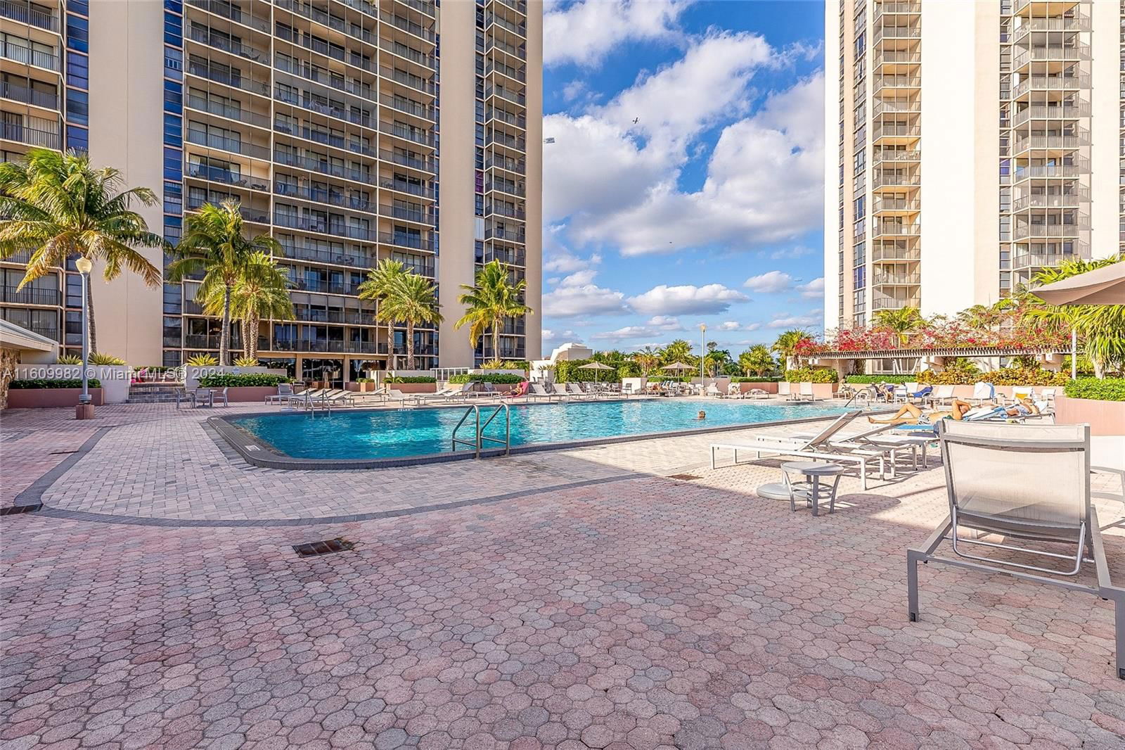 Real estate property located at 20379 Country Club Dr #1233, Miami-Dade, CORONADO CONDO- TOWER III, Aventura, FL