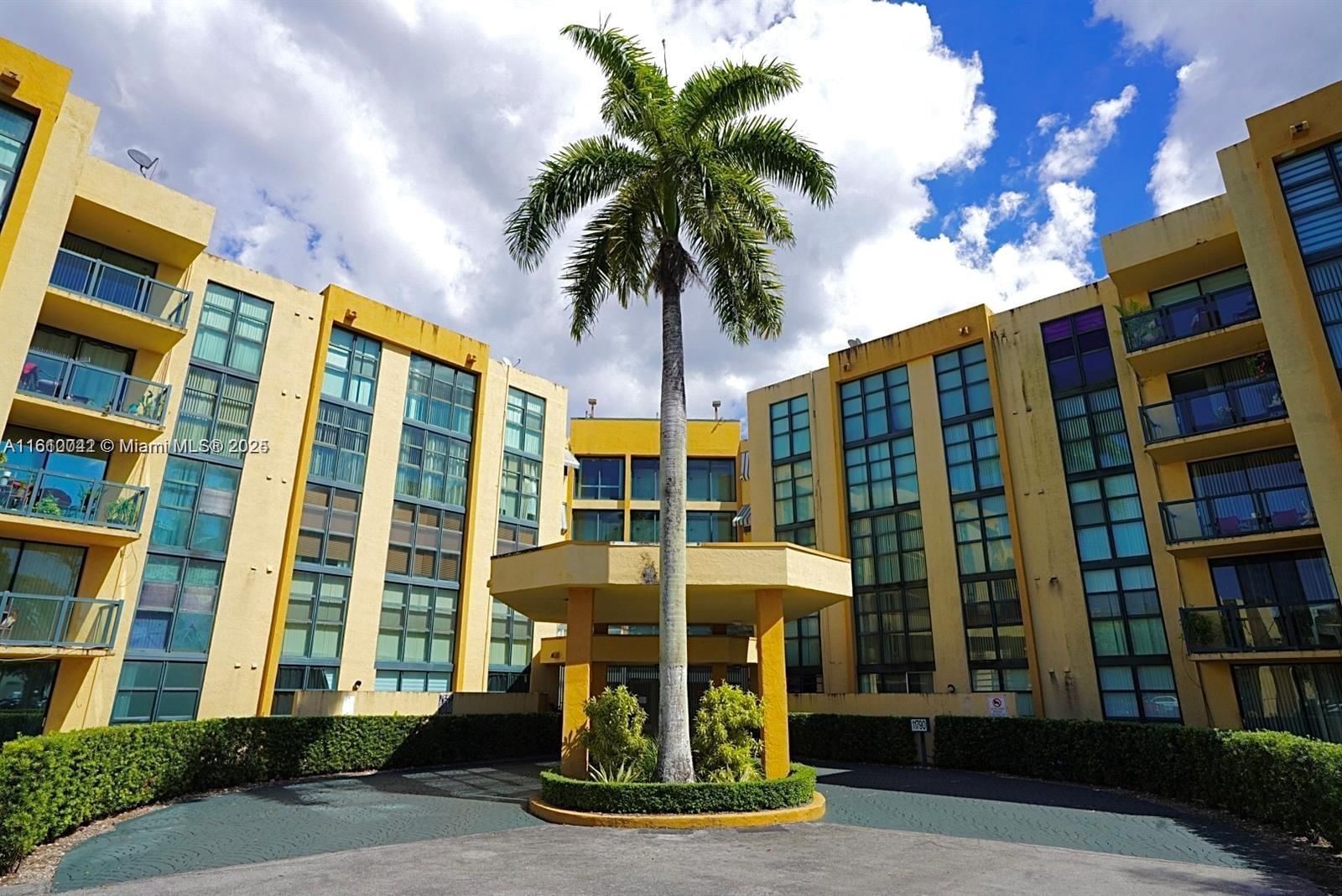Real estate property located at 11800 18th St #131-4, Miami-dade, International Park Condo, Miami, FL