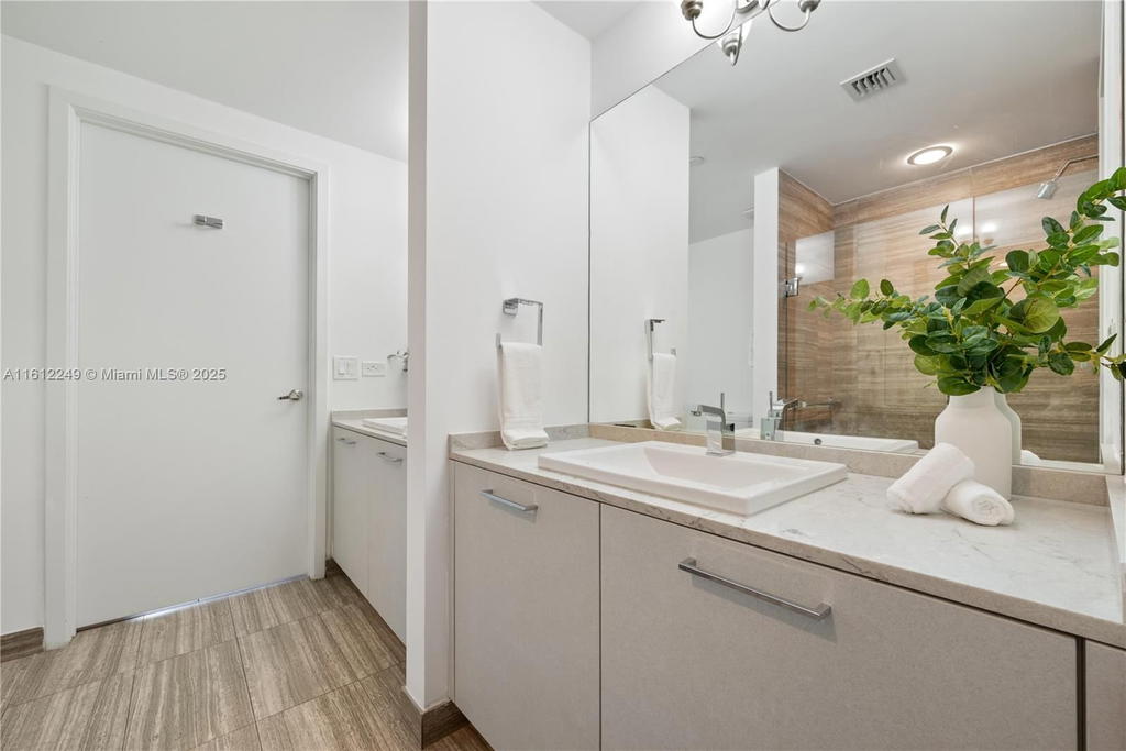 Real estate property located at 1010 Brickell Ave #2201, Miami-dade, 1010 Brickell, Miami, FL