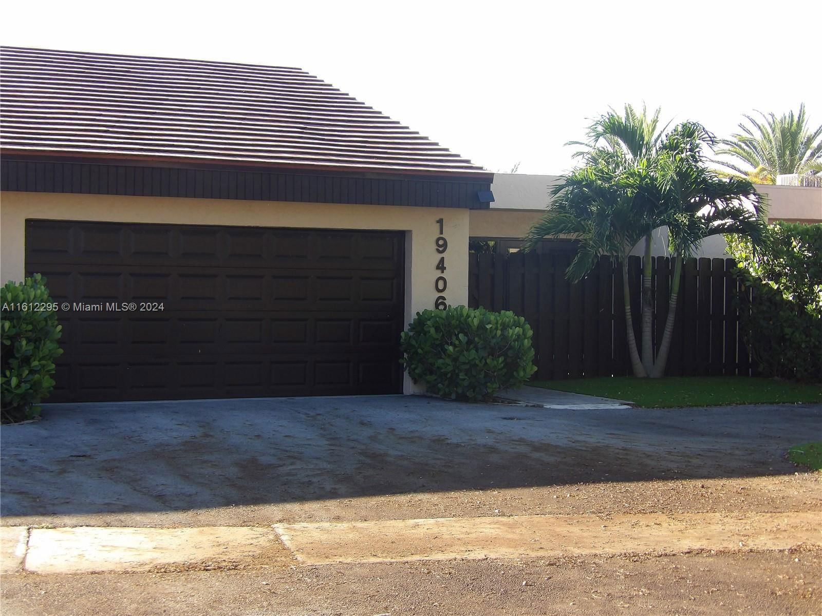 Real estate property located at , Miami-Dade County, ROYAL SINGAPORE LAKE, Hialeah, FL