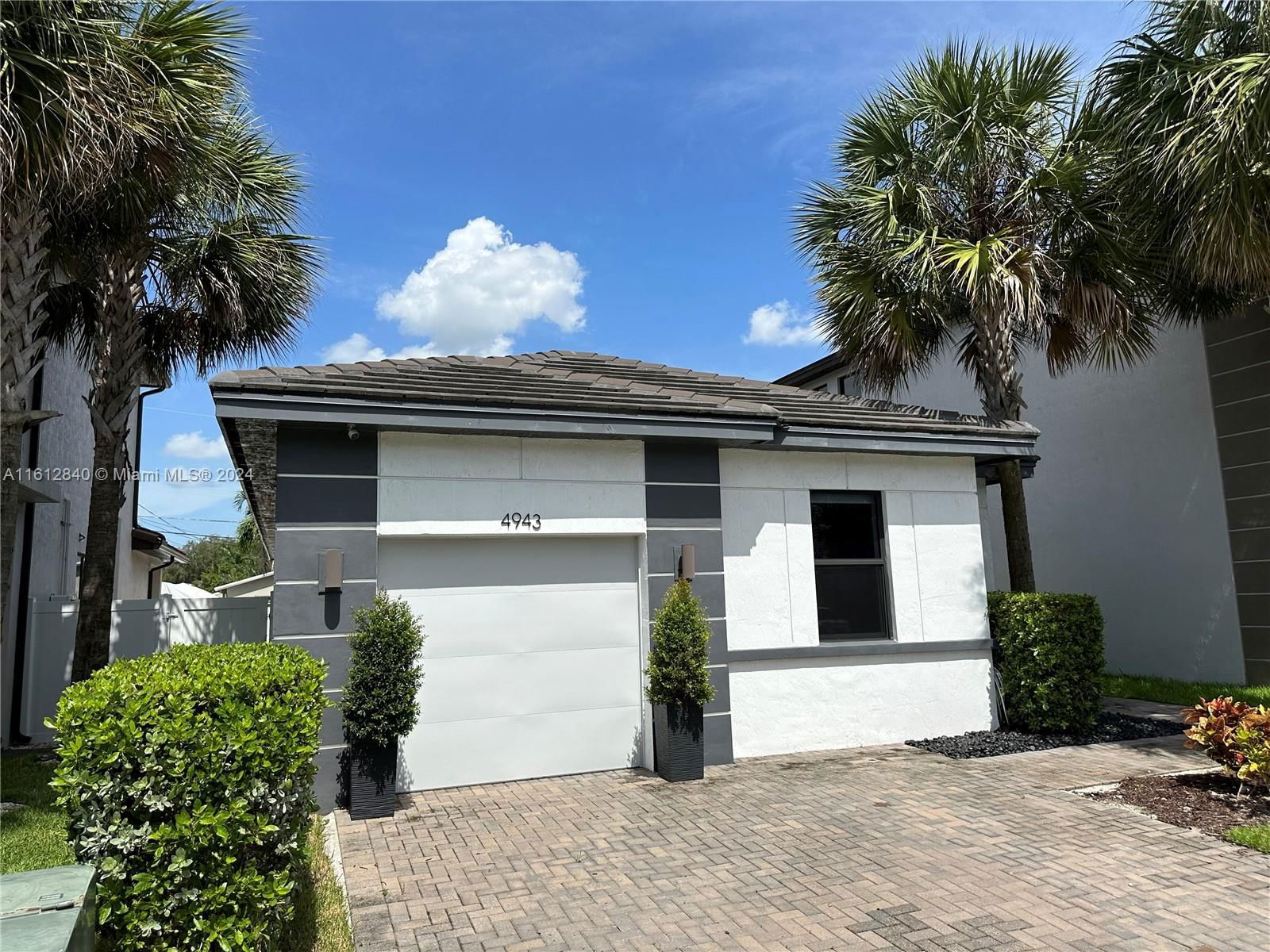 Real estate property located at 4943 Whispering Way, Broward County, WHISPERING OAKS, Dania Beach, FL