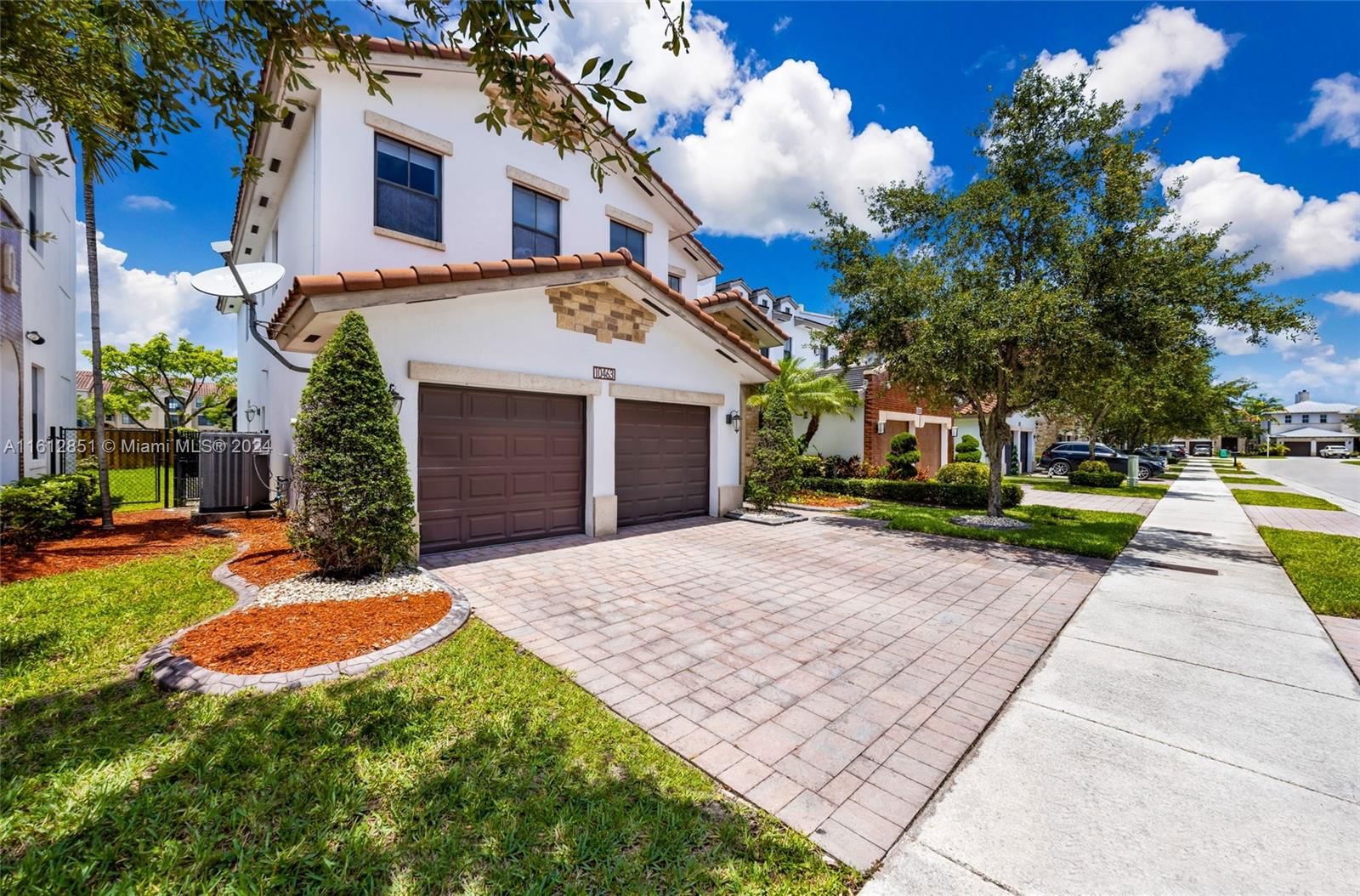 Real estate property located at 10463 70th Ln, Miami-Dade County, VINTAGE ESTATES, Doral, FL