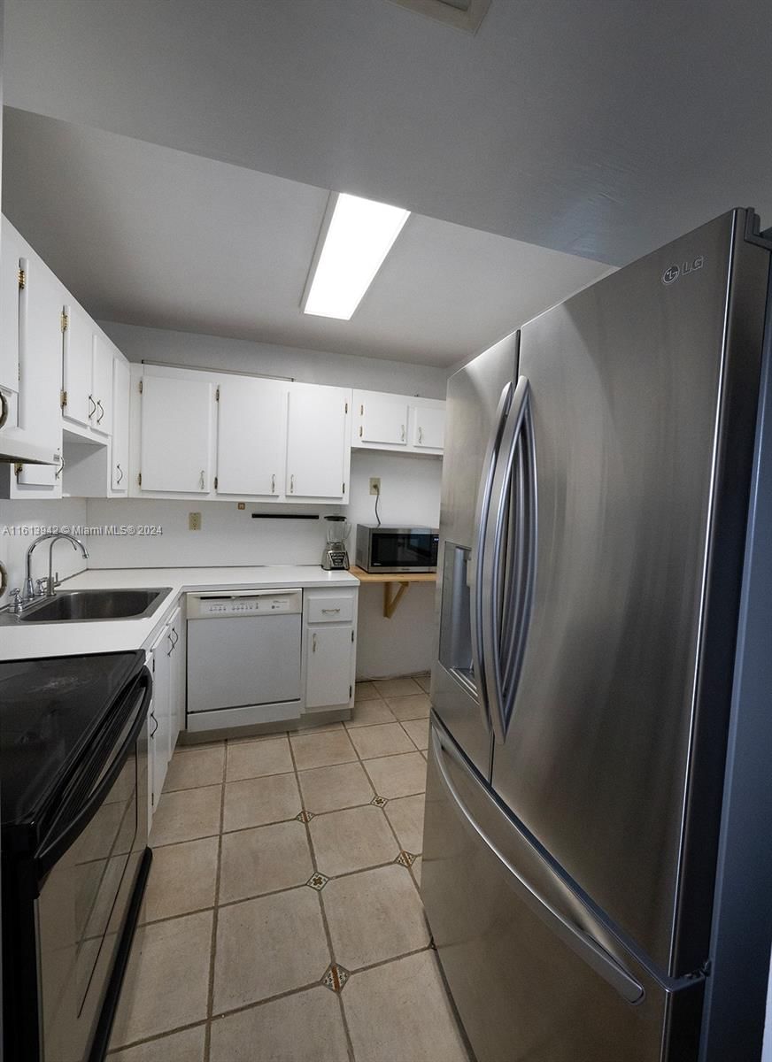 Real estate property located at 20500 Country Club Dr #212, Miami-dade, Biscaya Iii Condo, Aventura, FL