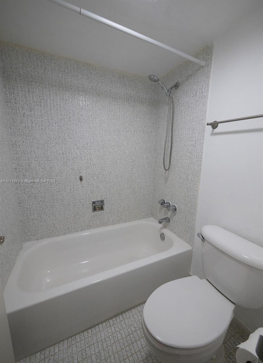 Real estate property located at 20500 Country Club Dr #212, Miami-dade, Biscaya Iii Condo, Aventura, FL