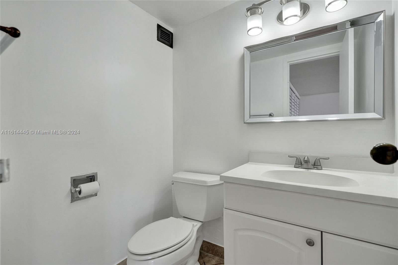 Real estate property located at 17021 Bay Rd #906, Miami-dade County, Plaza Of Americas Condo P, Sunny Isles Beach, FL
