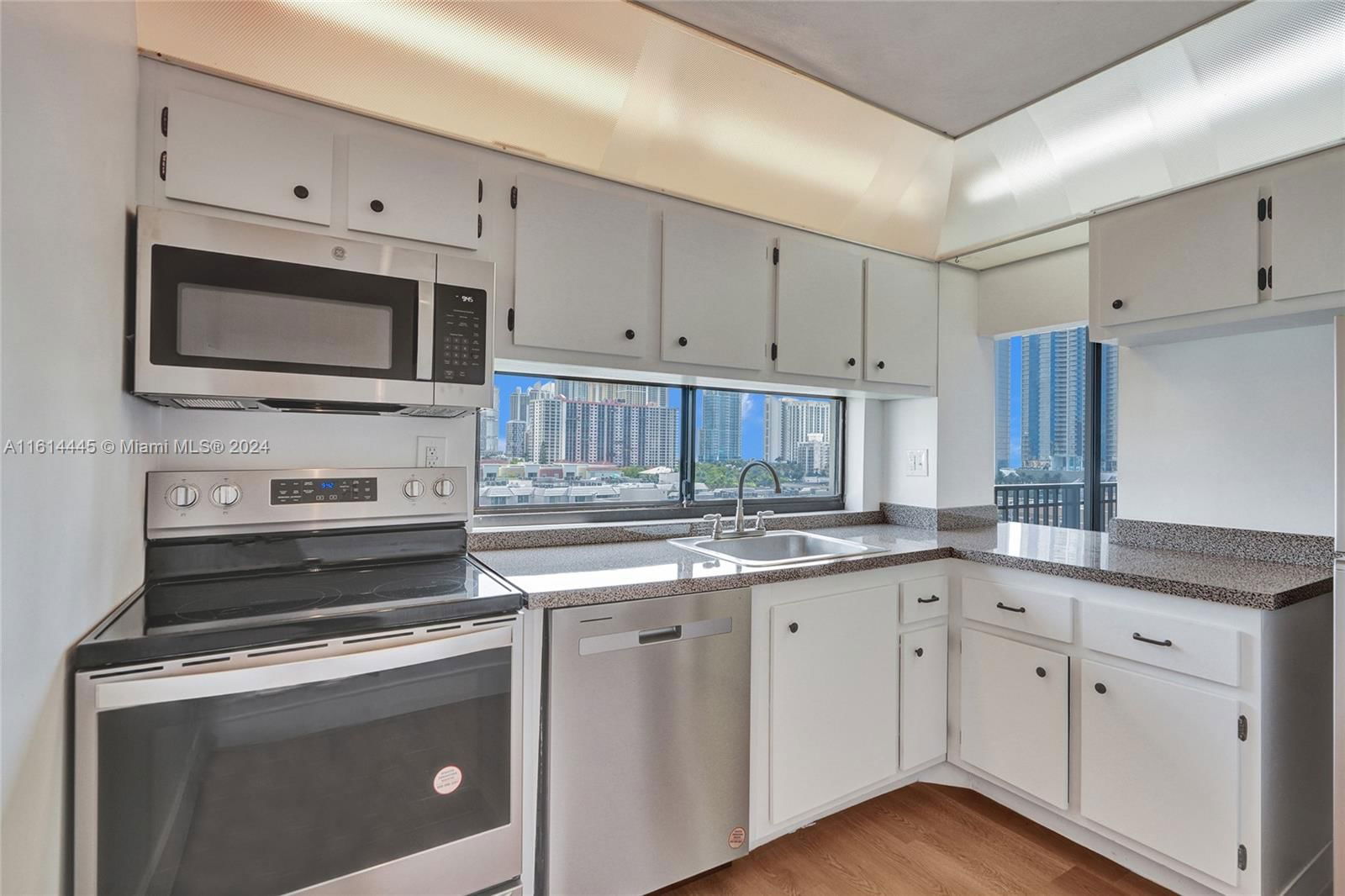 Real estate property located at 17021 Bay Rd #906, Miami-dade County, Plaza Of Americas Condo P, Sunny Isles Beach, FL