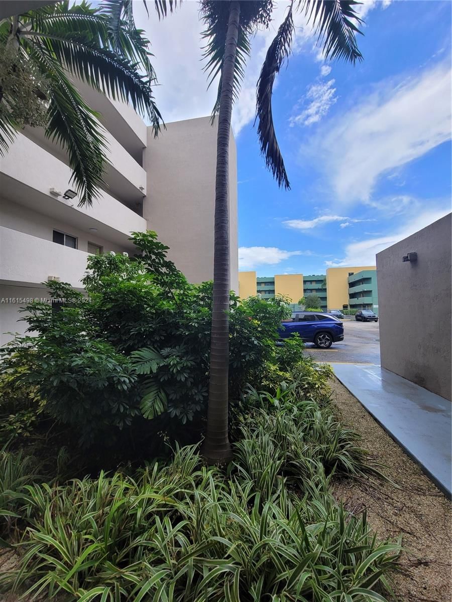 Real estate property located at 6091 22nd Ct #105, Miami-Dade County, BARACOA CONDO, Hialeah, FL