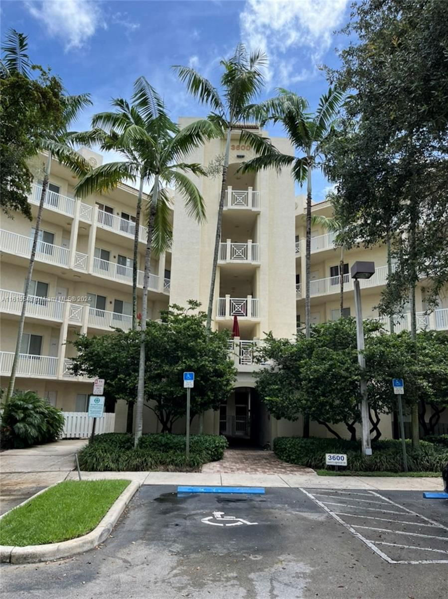 Real estate property located at 3600 Oaks Clubhouse Dr #203, Broward County, ROYAL POINT AT PALM AIRE, Pompano Beach, FL