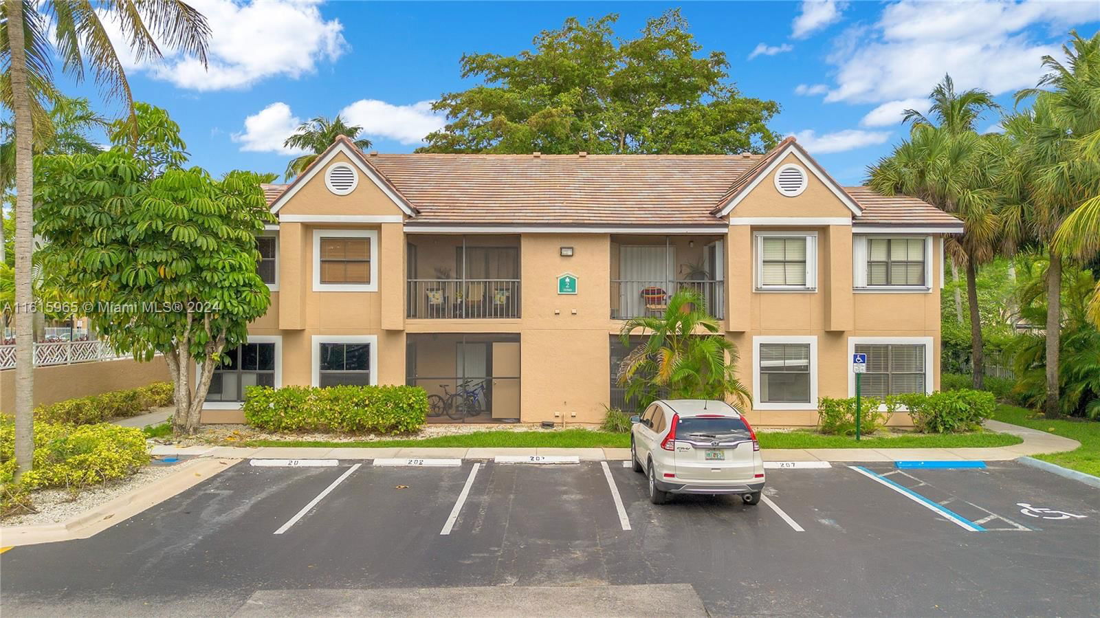 Real estate property located at 10560 156th Pl #208, Miami-Dade County, VISTA LAGO AT THE HAMMOCK, Miami, FL