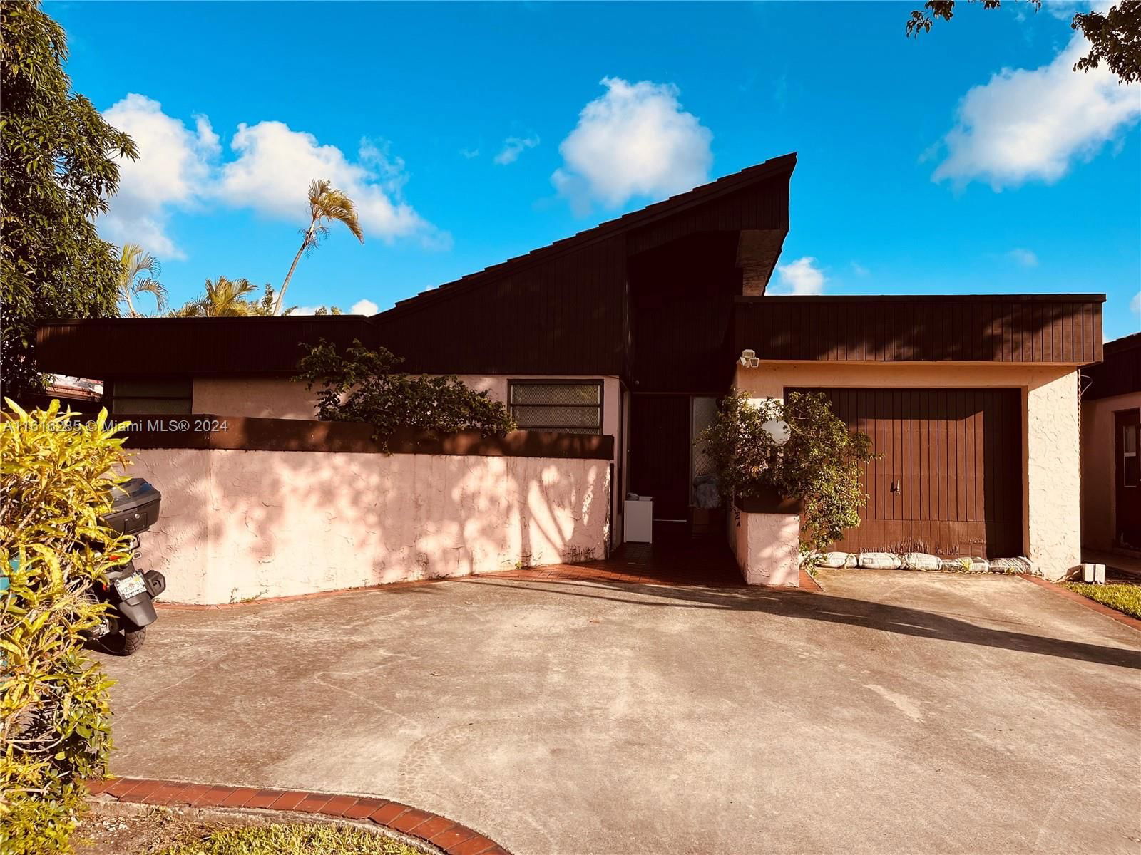 Real estate property located at 1042 204th Ln B, Miami-Dade County, WOODRIDGE AT CALF CLUB CO, Miami, FL