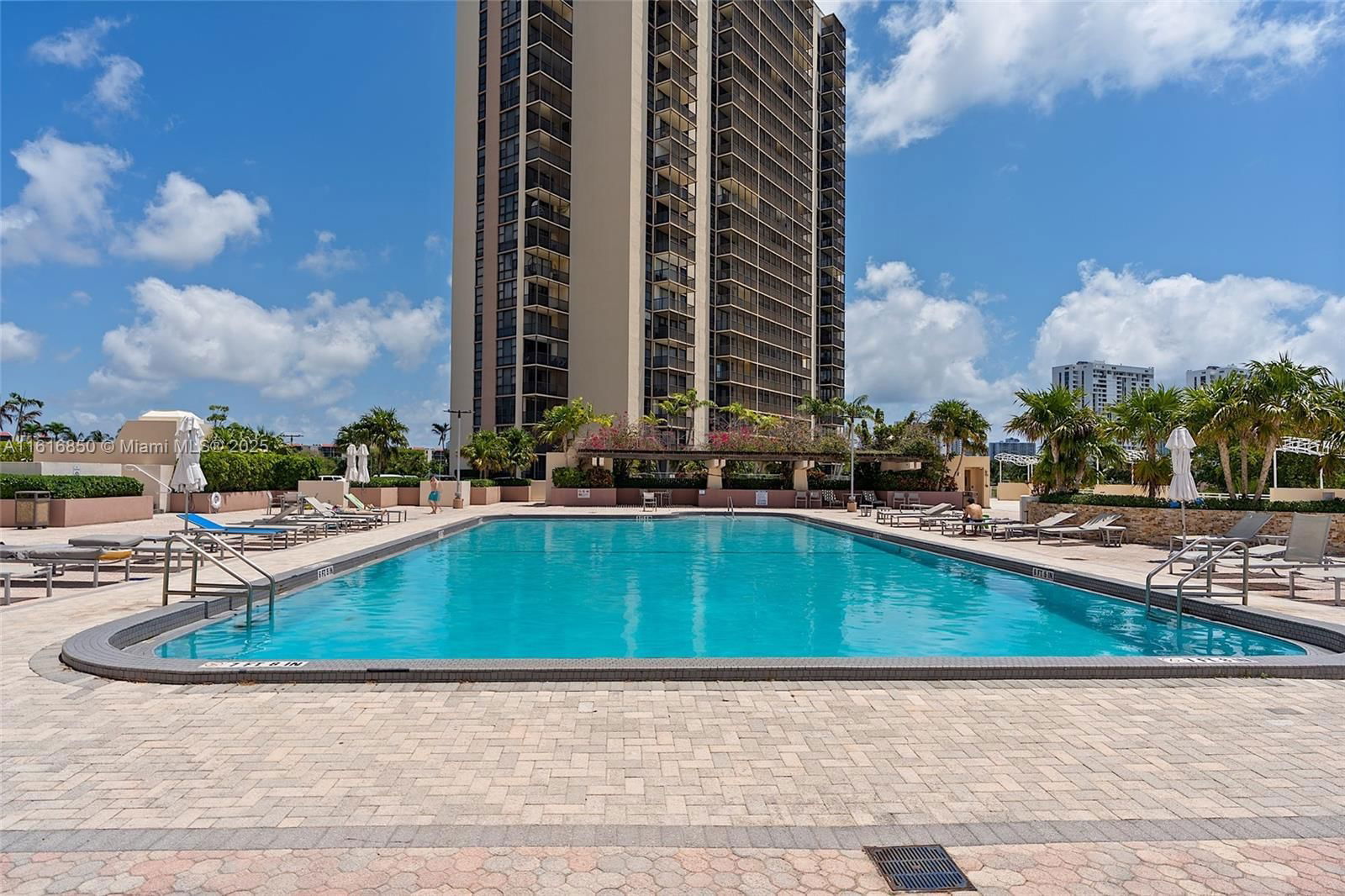 Real estate property located at 20335 Country Club Dr #702, Miami-dade, Coronado Condo- Tower Ii, Aventura, FL