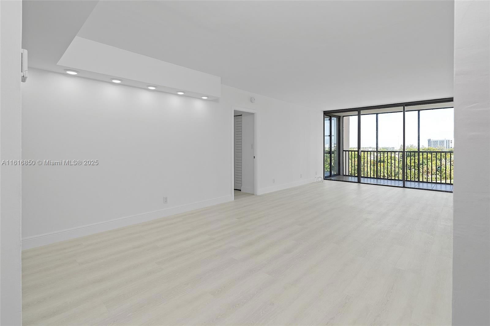 Real estate property located at 20335 Country Club Dr #702, Miami-dade, Coronado Condo- Tower Ii, Aventura, FL