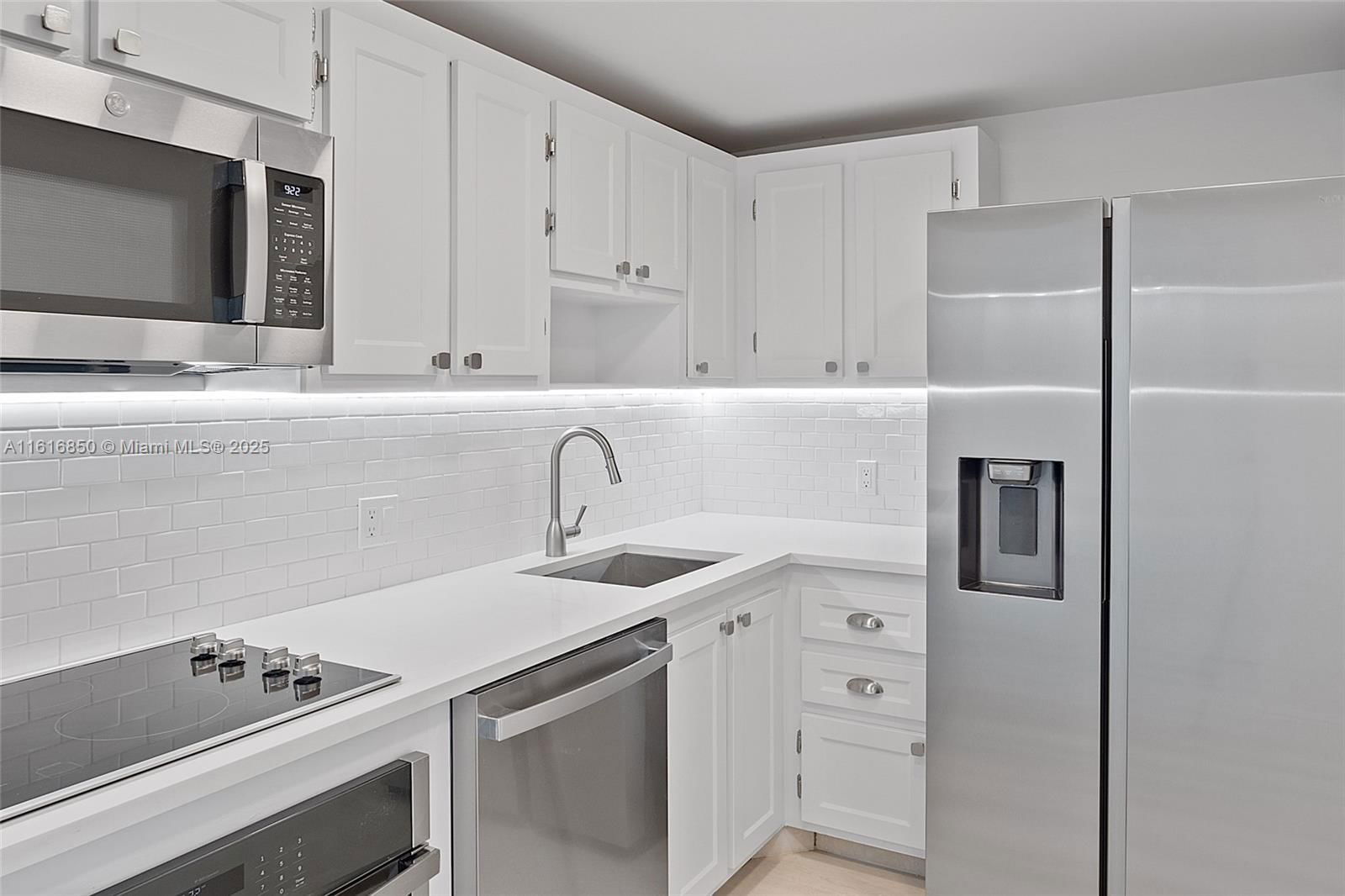 Real estate property located at 20335 Country Club Dr #702, Miami-dade, Coronado Condo- Tower Ii, Aventura, FL