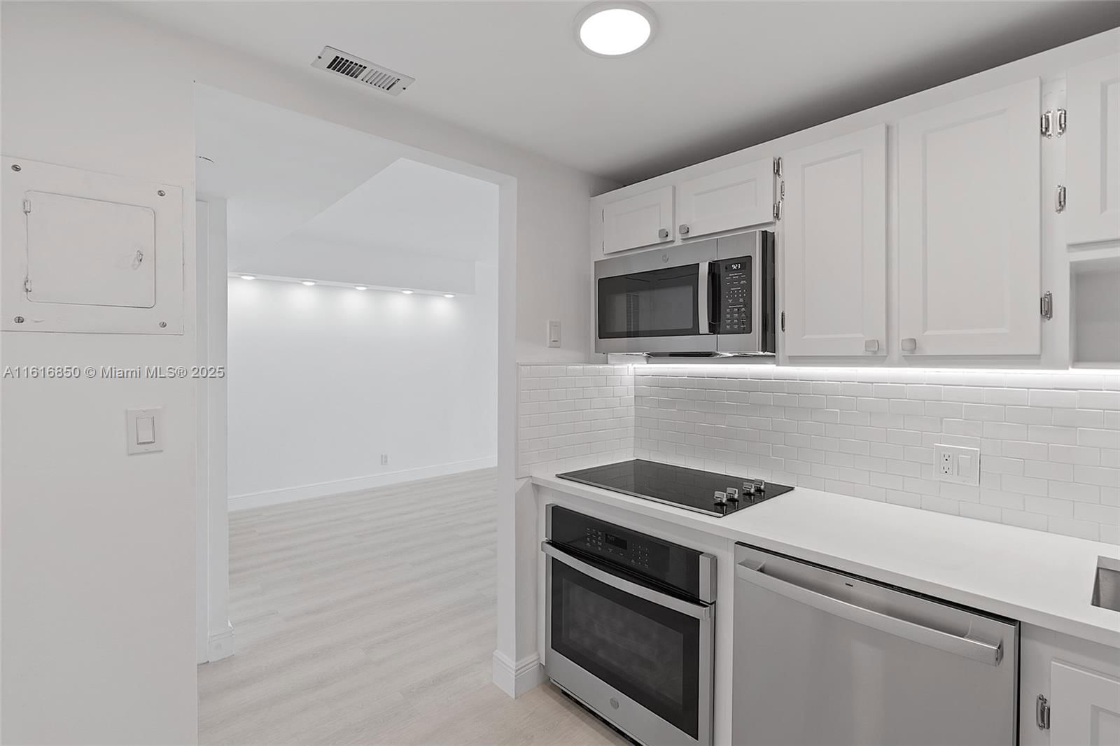 Real estate property located at 20335 Country Club Dr #702, Miami-dade, Coronado Condo- Tower Ii, Aventura, FL