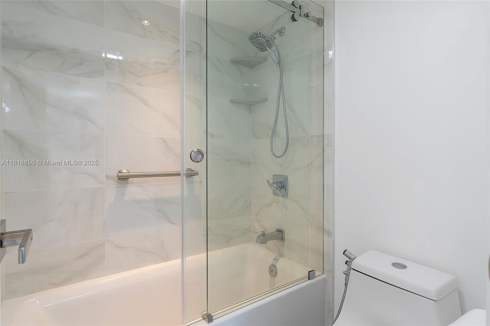 Real estate property located at 20335 Country Club Dr #702, Miami-dade, Coronado Condo- Tower Ii, Aventura, FL