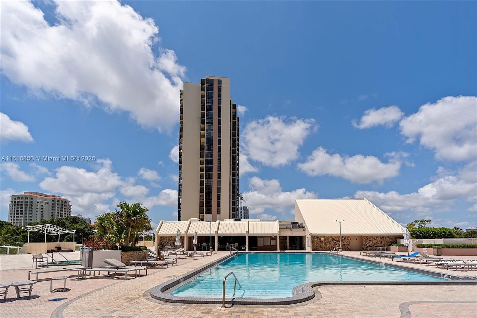 Real estate property located at 20335 Country Club Dr #702, Miami-dade, Coronado Condo- Tower Ii, Aventura, FL