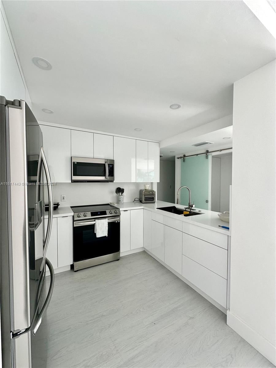 Real estate property located at 1950 Ocean Dr #17J, Broward, Hemispheres Condo, Hallandale Beach, FL