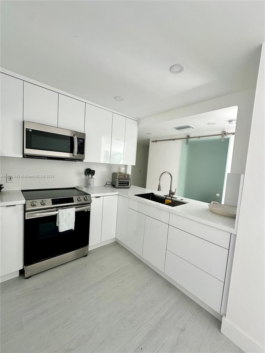 Real estate property located at 1950 Ocean Dr #17J, Broward, Hemispheres Condo, Hallandale Beach, FL