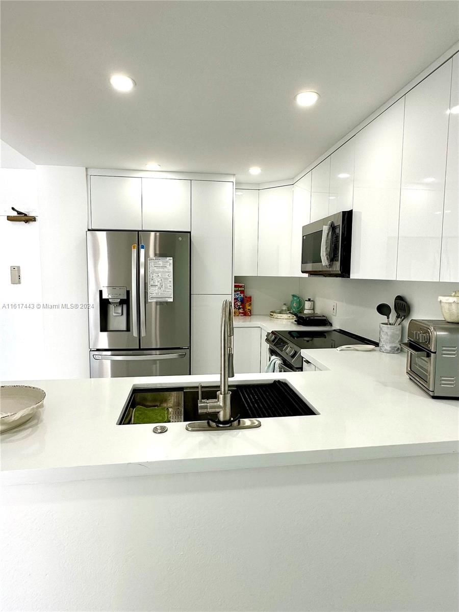 Real estate property located at 1950 Ocean Dr #17J, Broward, Hemispheres Condo, Hallandale Beach, FL