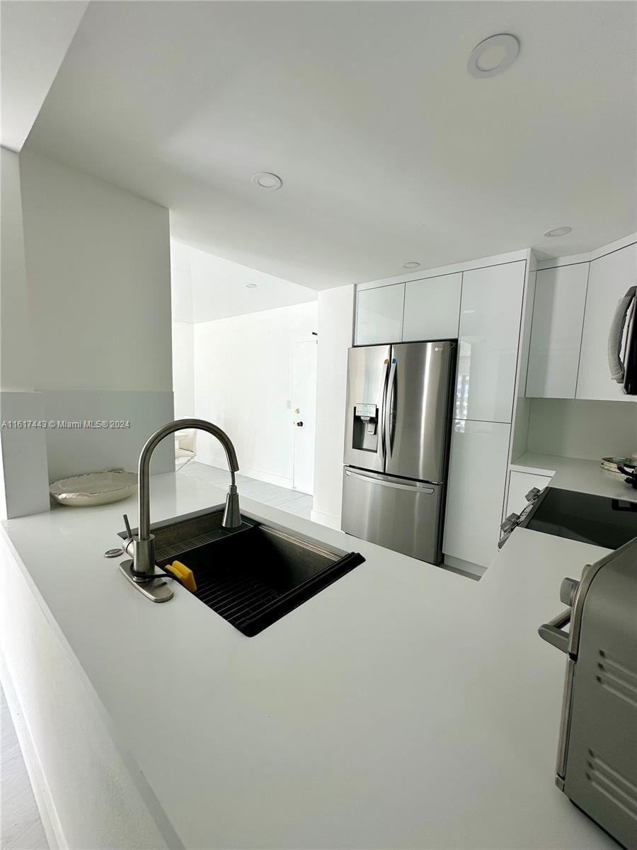 Real estate property located at 1950 Ocean Dr #17J, Broward, Hemispheres Condo, Hallandale Beach, FL