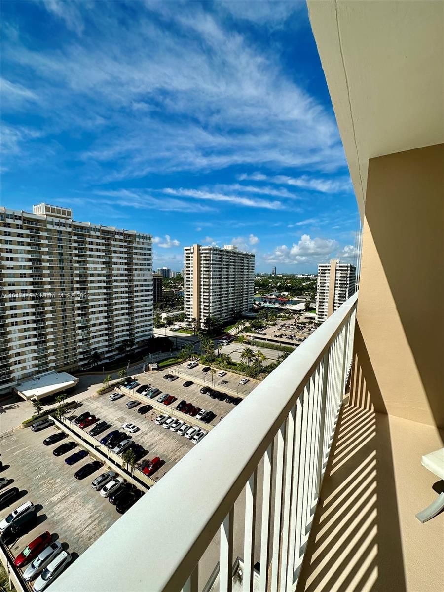 Real estate property located at 1950 Ocean Dr #17J, Broward, Hemispheres Condo, Hallandale Beach, FL