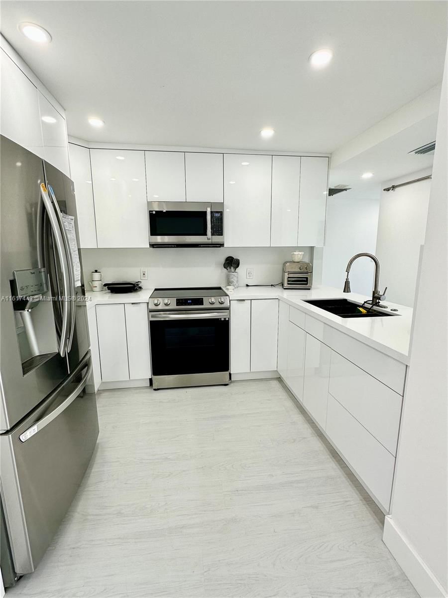 Real estate property located at 1950 Ocean Dr #17J, Broward, Hemispheres Condo, Hallandale Beach, FL