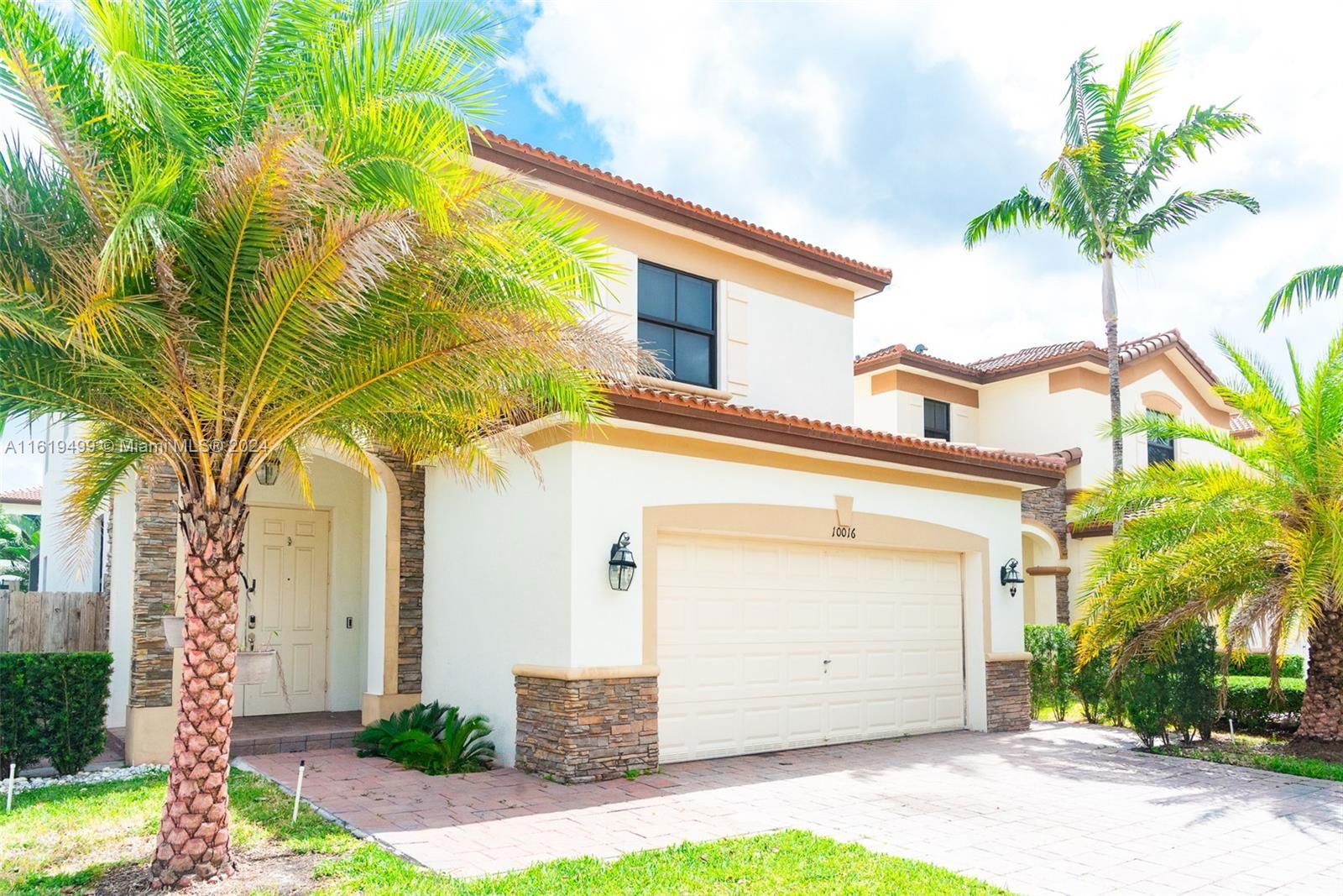 Real estate property located at 10016 89th Ter, Miami-Dade County, ISLES AT GRAND BAY, Doral, FL