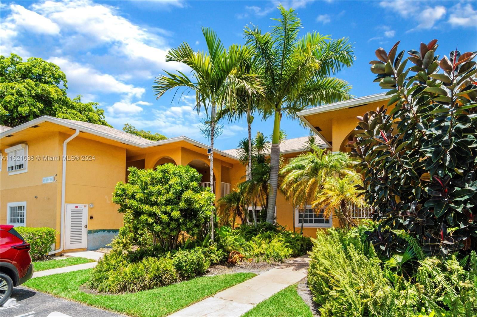 Real estate property located at 811 4th Ave C201, Broward County, CHATEAU DE VILLE CONDO, Dania Beach, FL