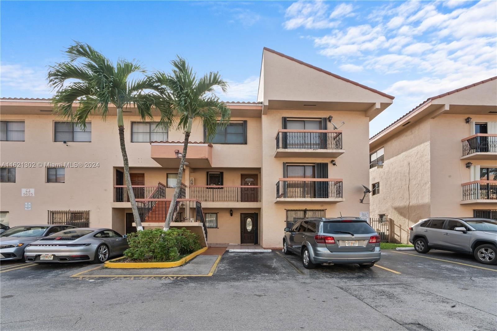 Real estate property located at 5625 26th Ct #202, Miami-Dade County, VISTA ALEGRE TOWNHOMES CO, Hialeah, FL