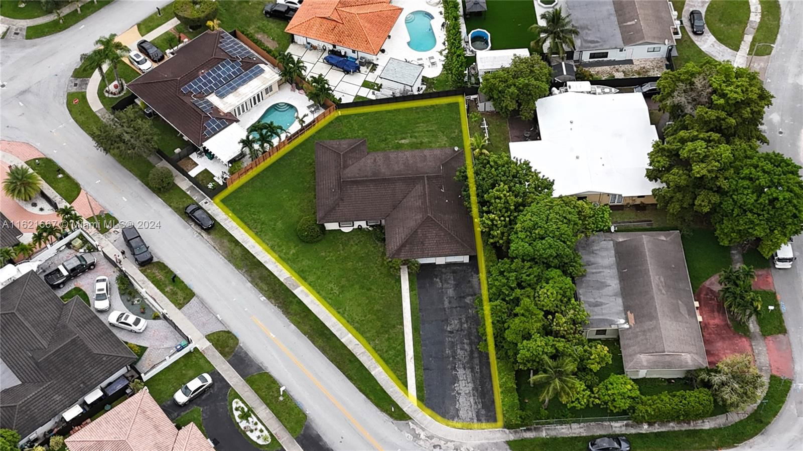 Real estate property located at 11990 24th Ter, Miami-Dade County, INTERNATIONAL GARDENS SEC, Miami, FL