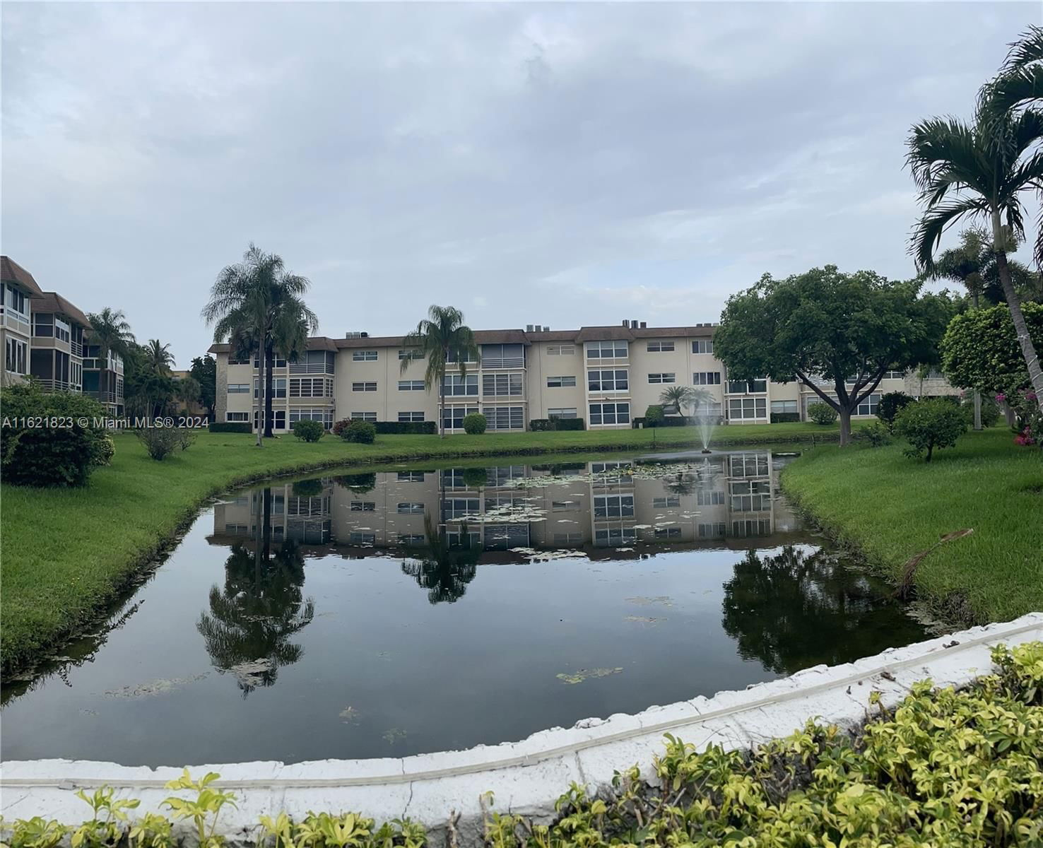 Real estate property located at 4700 35th St #602, Broward County, WALNUT GARDENS CONDO, Lauderdale Lakes, FL