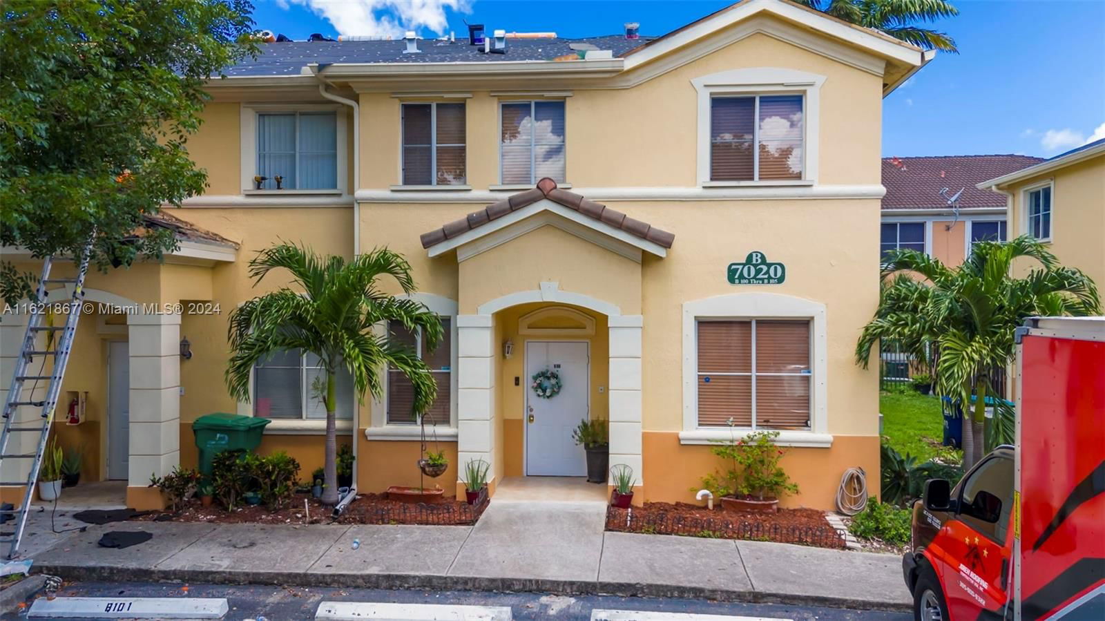 Real estate property located at 7020 177th St B100, Miami-Dade County, SHOMA VILLAS I AT COUNTRY, Hialeah, FL