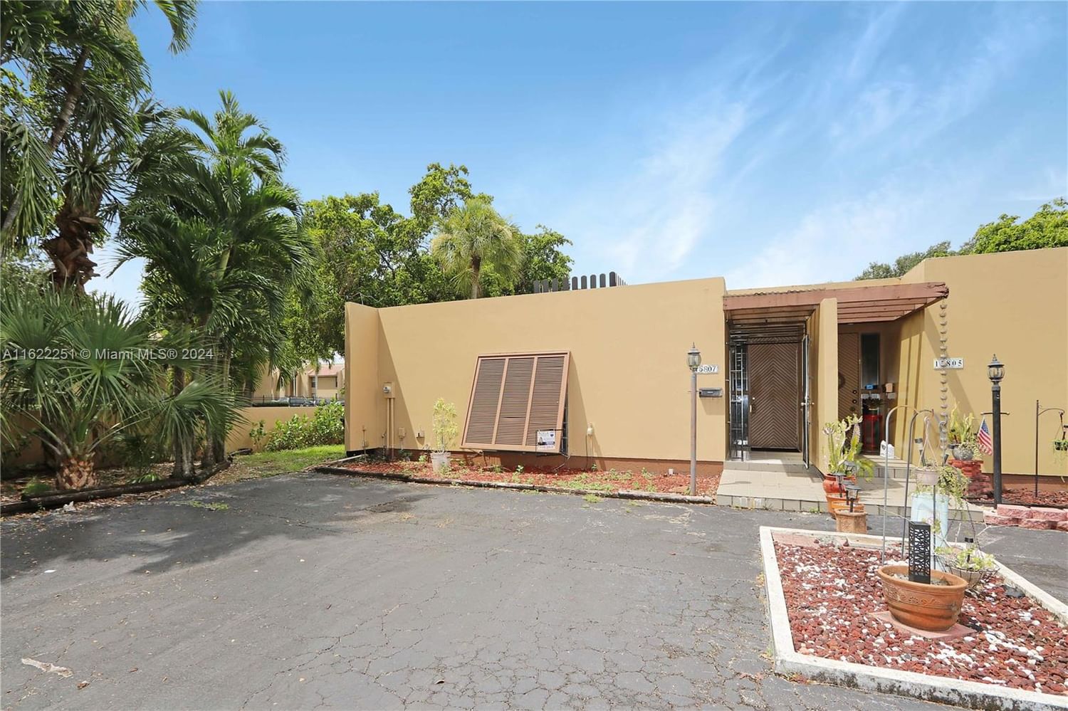 Real estate property located at 15807 Kingsmoor Way, Miami-Dade, MIAMI LAKES LOCH LOMOND E, Miami Lakes, FL