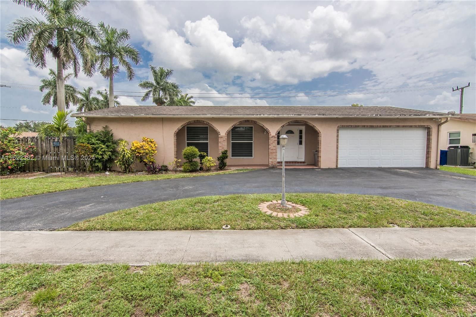 Real estate property located at 11820 35th St, Broward, SUNRISE GOLF VILLAGE, Sunrise, FL