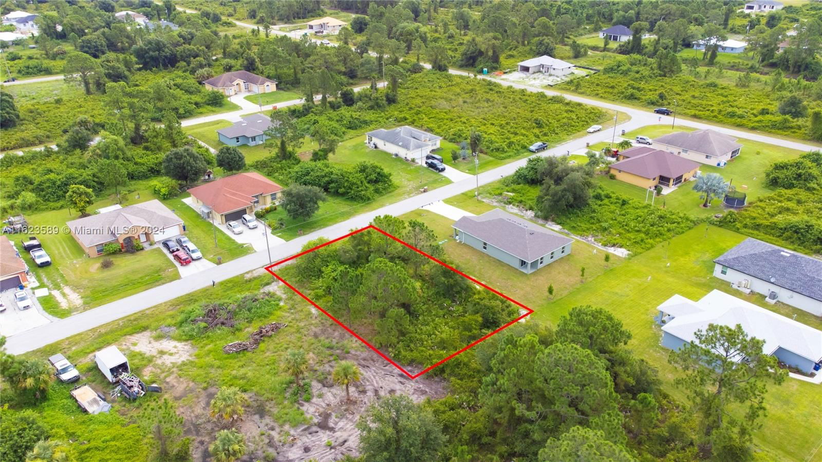 Real estate property located at 858 CHANTILLY, Lee County, LEHIGH ACRES, Lehigh Acres, FL