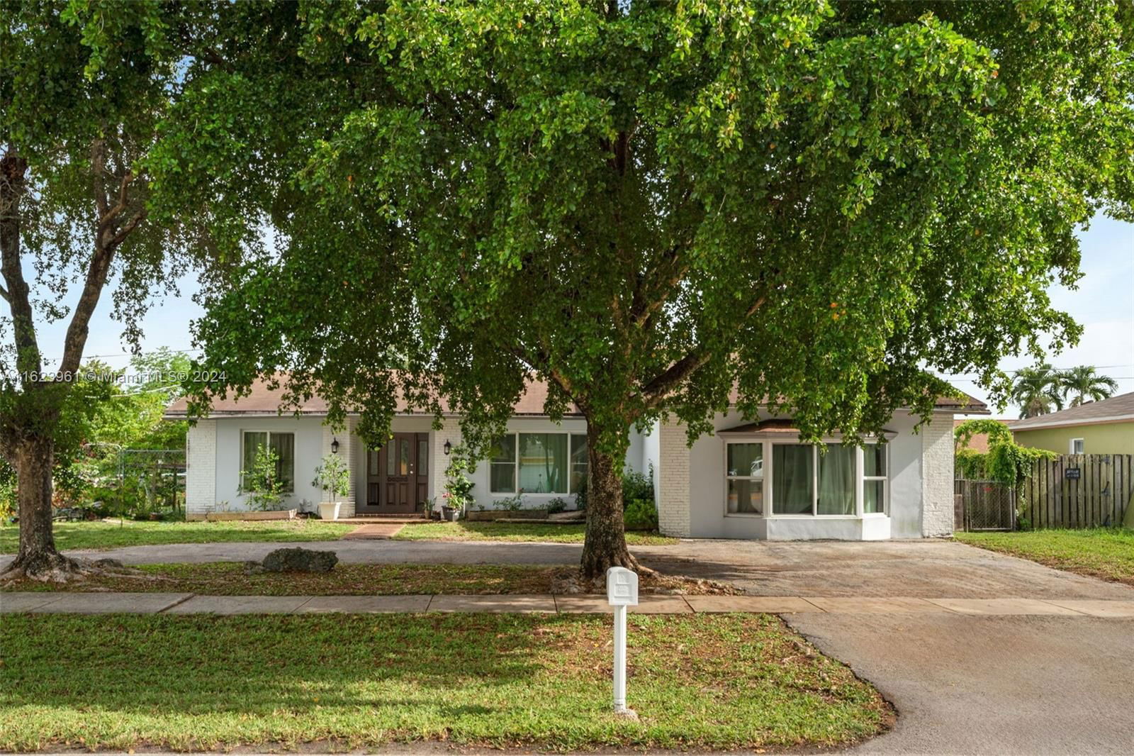 Real estate property located at 10430 Sunset Strip, Broward County, MILLERS SUNRISE ESTATES S, Sunrise, FL
